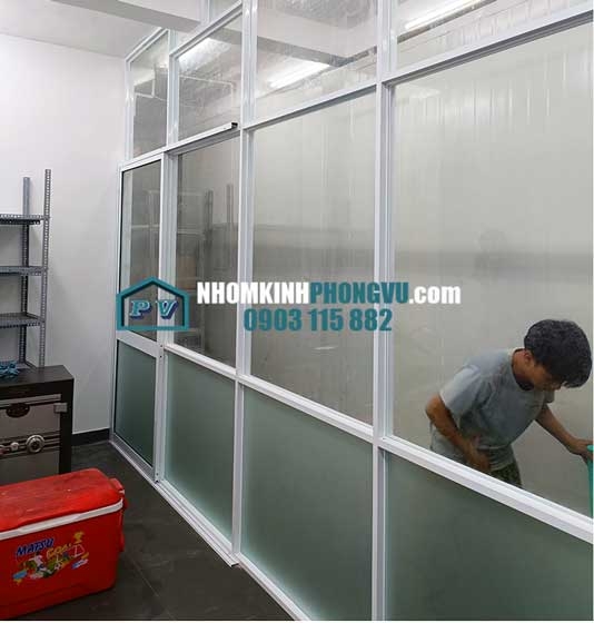 Thi công lắp đặt vách nhôm kính giá rẻ làm kho lạnh bảo quản thuốc tại đường Cao Thắng quận 10, tphcm