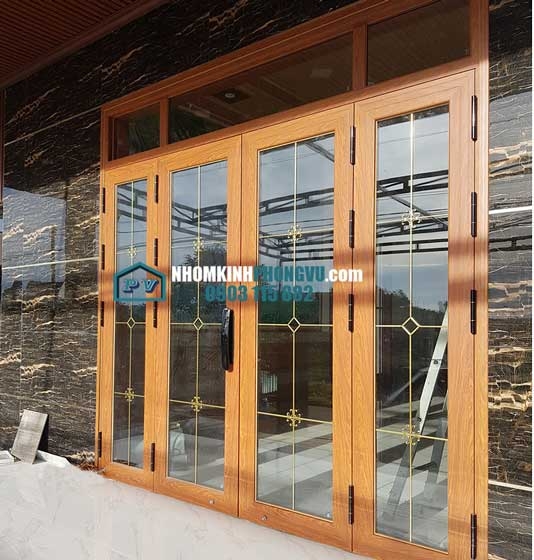 Top 21+ mẫu cửa đi nhôm kính giá rẻ 4 cánh màu vân gỗ đẹp, độc đáo nhất 2024