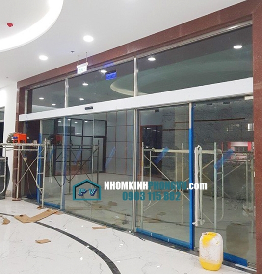 Thi công cửa kính cường lực lùa tự động công nghệ Đức tại đường Hai Bà Trưng, Quận 1, TPHCM
