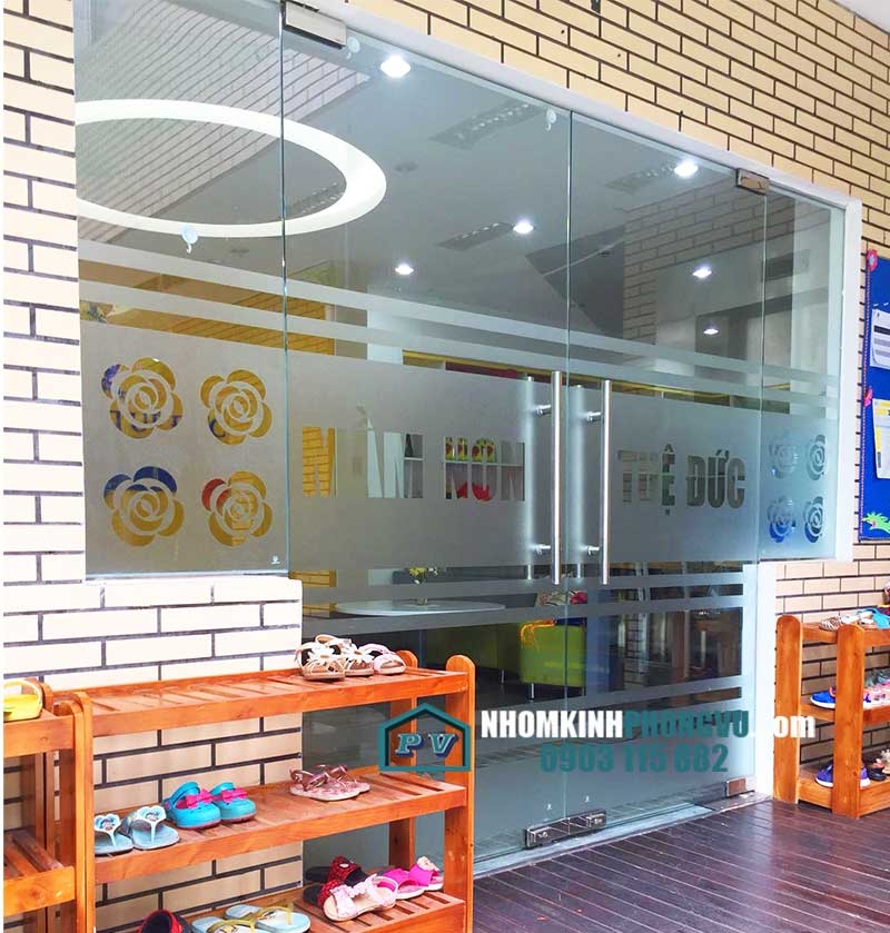 Thi công cửa và vách kính cường lực tại đường Lê Thị Riêng, Quận 12, TPHCM