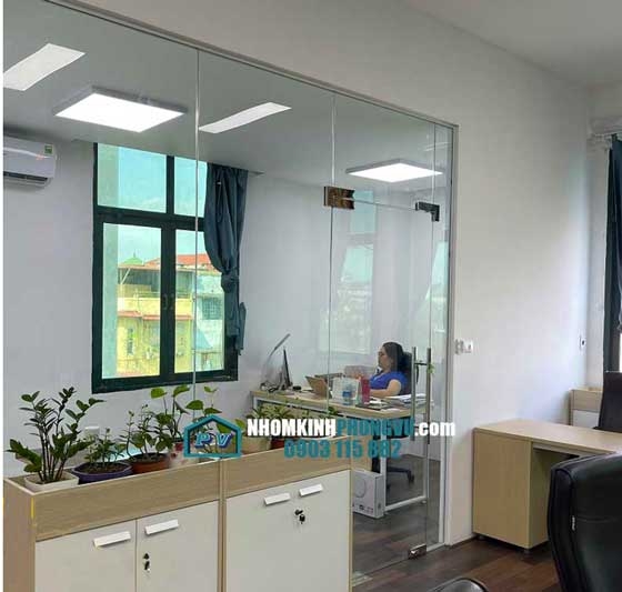 Thi công vách kính cường lực văn phòng 10mm, kính trắng trong suốt tại quận Gò Vấp, TPHCM