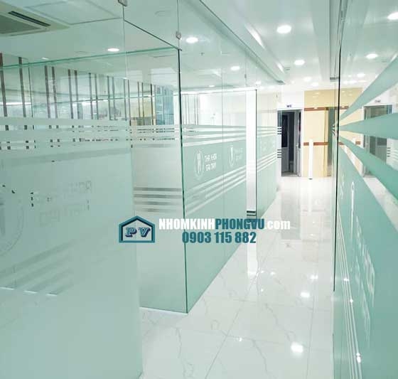 Phòng khám nha khoa hút khách nhờ sử dụng vách kính đẹp, sang trọng, hiện đại 
