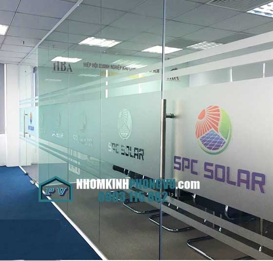 Văn phòng hiện đại cùng vách ngăn kính cường lực văn phòng dán decal mờ