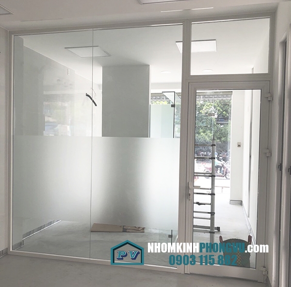 Thi công vách ngăn nhôm kính ngăn phòng đẹp màu trắng sữa tại đường Phan Văn Trị, Quận Gò Vấp