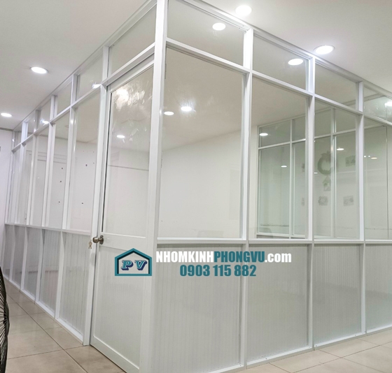 Thi công vách ngăn nhôm kính giá rẻ màu trắng sứ tại đường Thống Nhất, Gò Vấp, TPHCM